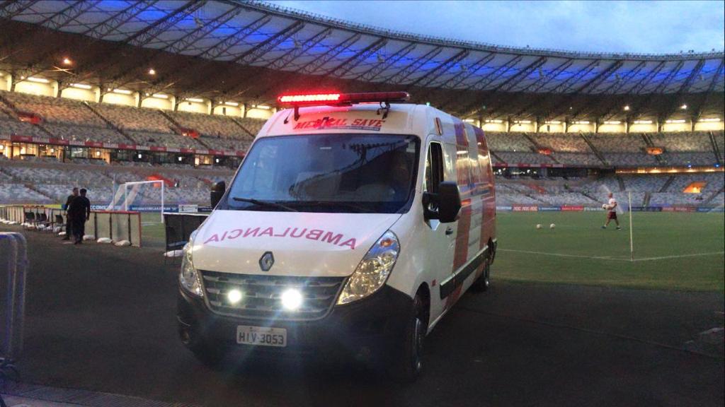 Ambulância da Medical Save em cobertura de evento no estádio, com giroflex aceso