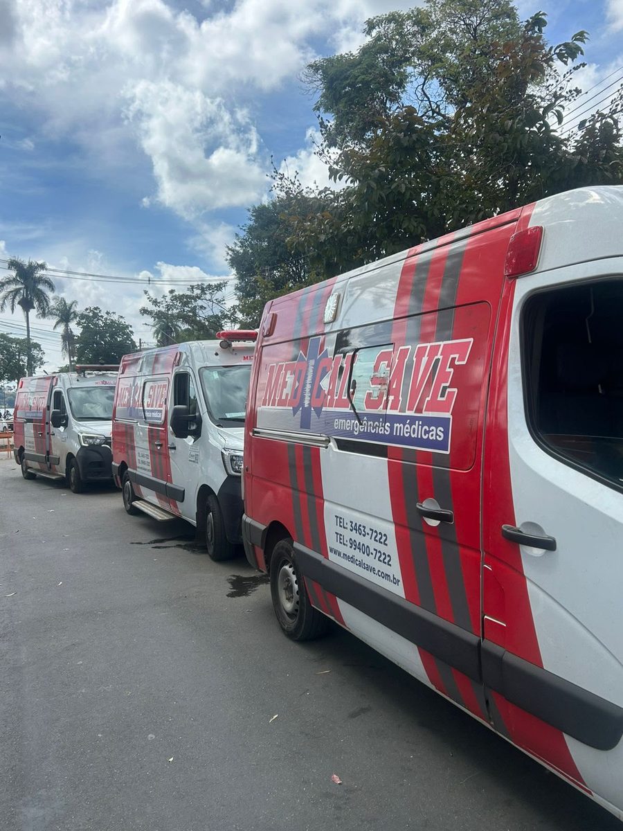 Frota de ambulâncias da Medical Save enfileirada
