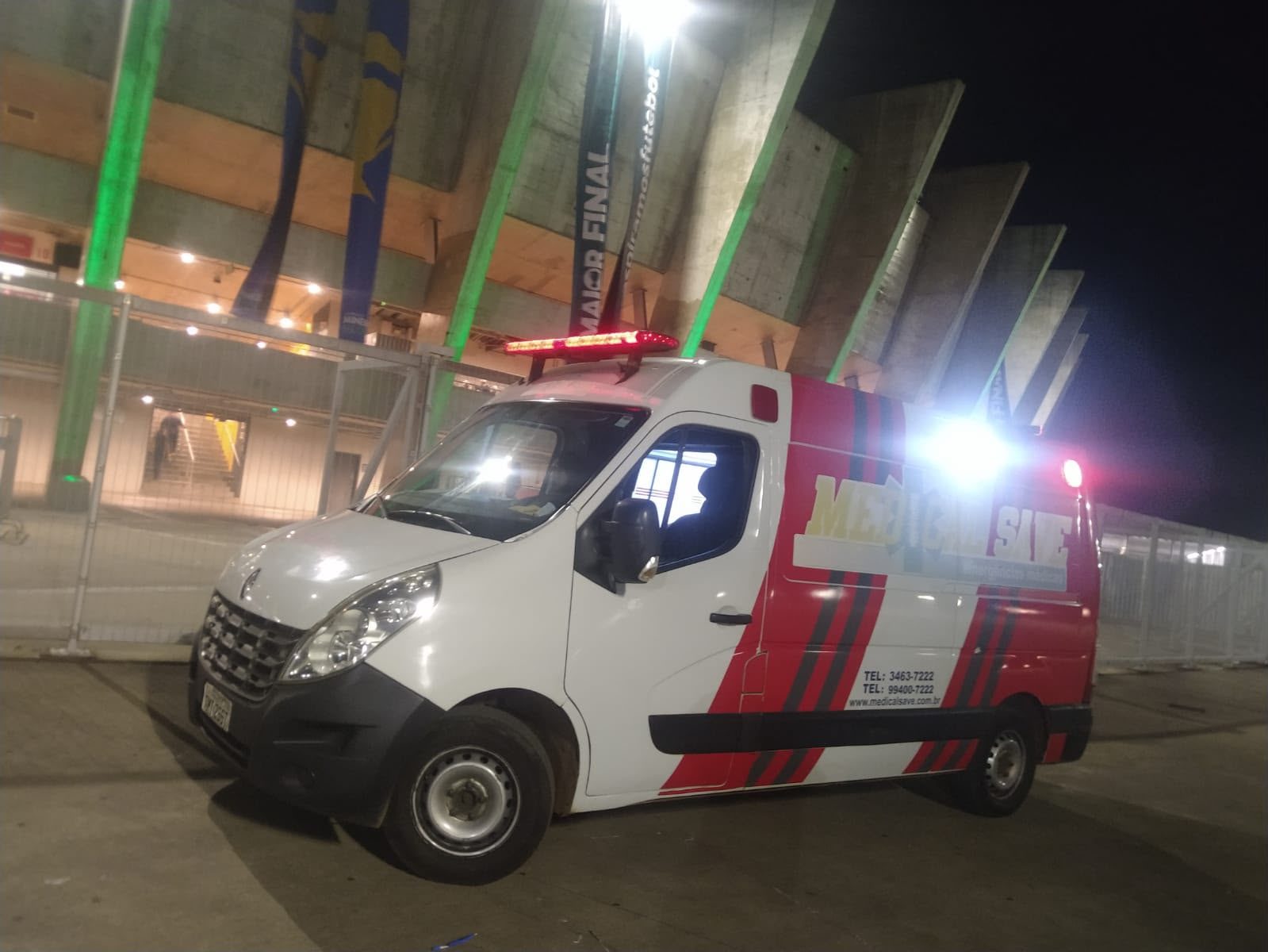 Ambulância da Medical Save em atendimento noturno, com giroflex aceso