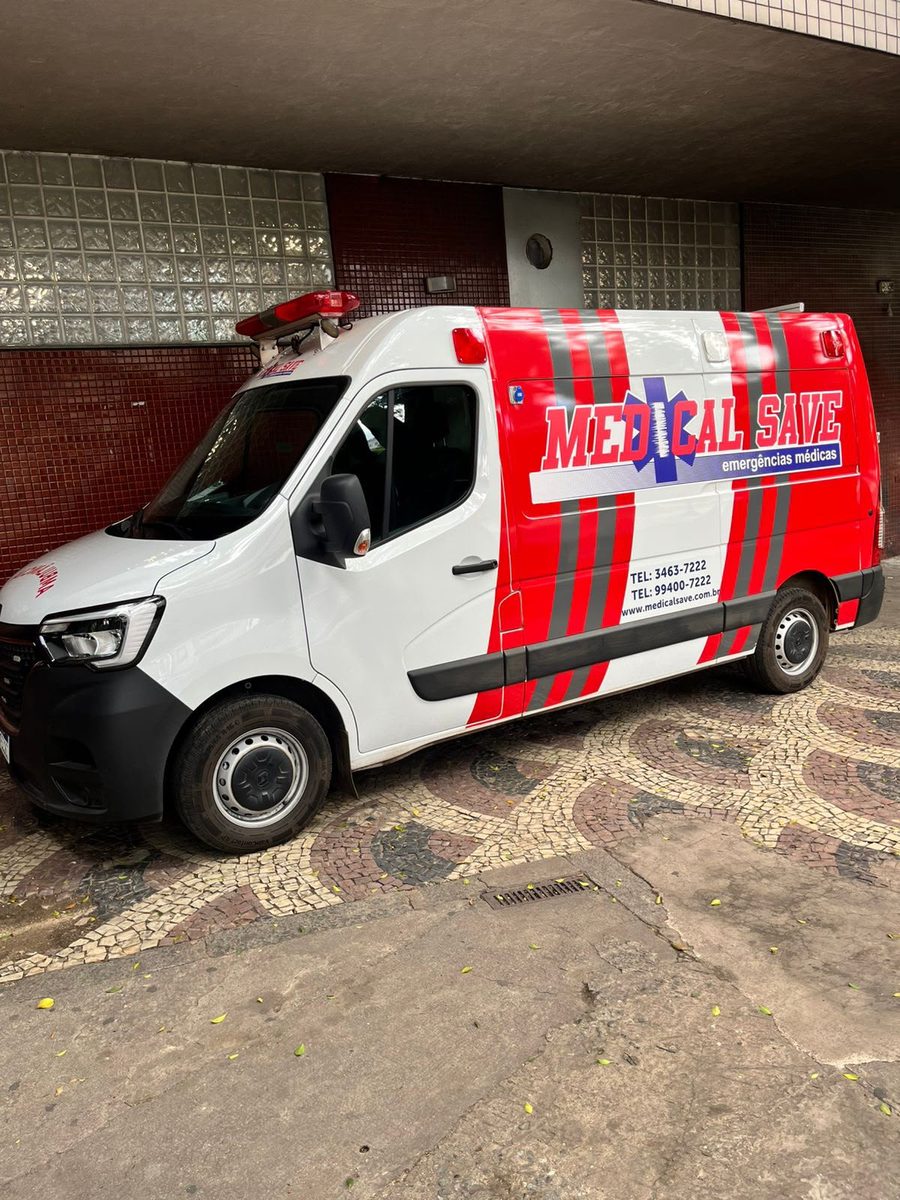 Ambulância da Medical Save no pátio da sede